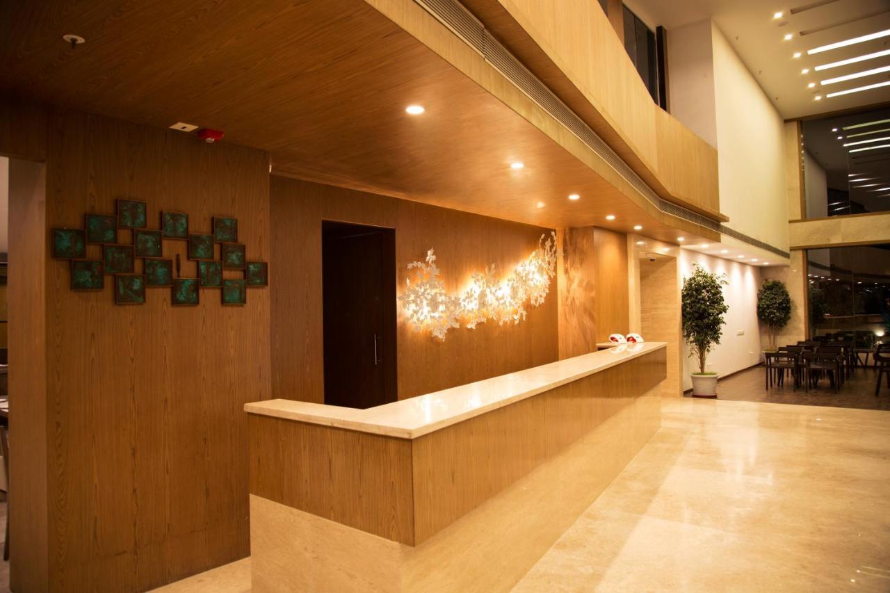 V 7 Hotel Chennai Exterior foto